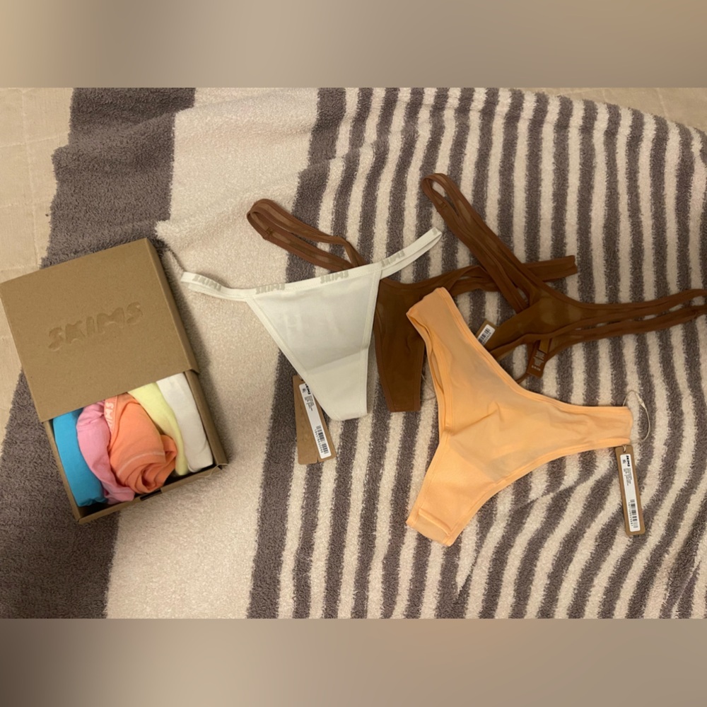 Skims thongs NEVER WORN